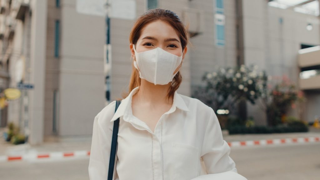 戴口罩的女子
